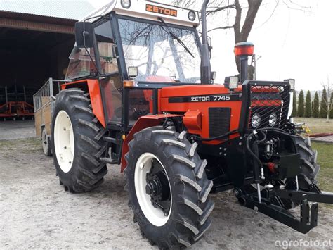Zetor 7745 w warsztacie serwisowym - zdjęcie