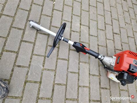 Zdjęcie zbliżenia na silnik kosy spalinowej Florabest