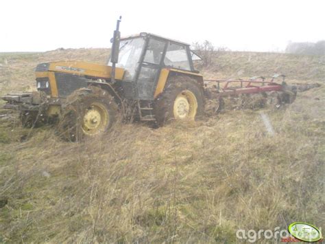 Ursus C-385 z podczepionym pługiem obracalnym