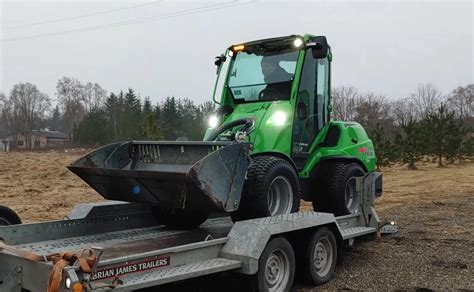 Zdjęcie przedstawiające miniladowarkę Avant podczas pracy w terenie