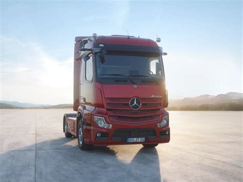 zdjęcie ciągnika siodłowego Mercedes-Benz Actros na tle autostrady