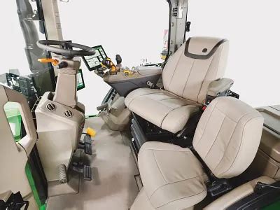 Widok wnętrza kabiny ciągnika John Deere serii 6MC z naciskiem na widoczność