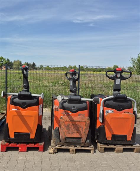 zdjęcie operatora obsługującego elektryczny wózek paletowy w magazynie