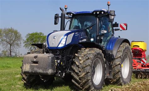 New Holland T7.340 HD Blue Power w akcji, z widocznym ciężkim osprzętem