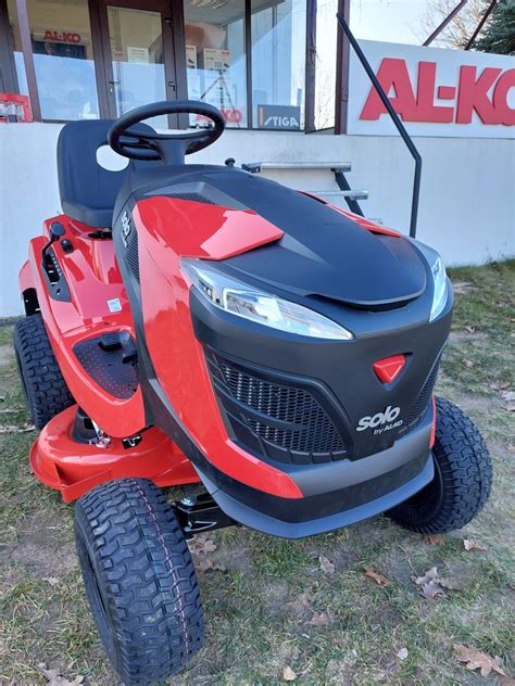 Traktor ogrodowy AL-KO z włączonymi światłami LED