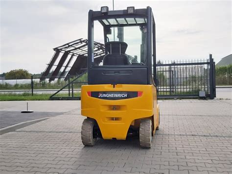 Zdjęcie grupowe różnych modeli wózków widłowych Jungheinrich dostępnych w ofercie