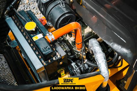 infografika przedstawiająca przekrój układu hydraulicznego w minikoparce JCB
