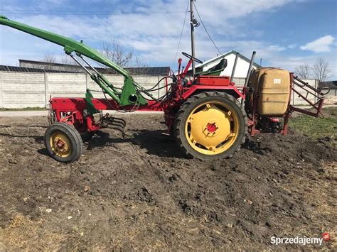 Historyczne zdjęcie przedstawiające nośnik narzędzi RS 09 podczas prac polowych w PGR