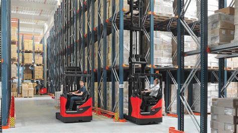 Thematic photo of Linde Material Handling high-lift trucks in a warehouse environment
