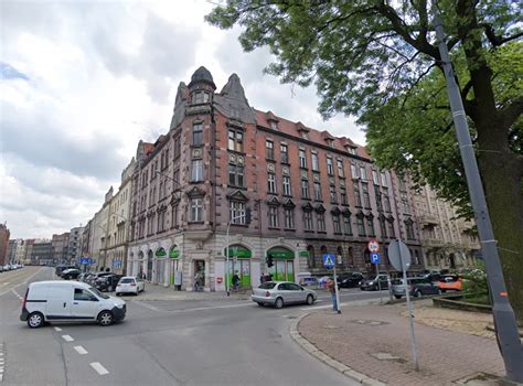Zbliżenie na detale klocków, pokazujące ich fakturę i łatwość łączenia.
