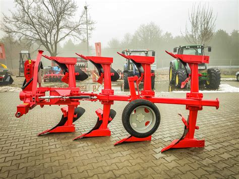 pług obrotowy w trakcie orki