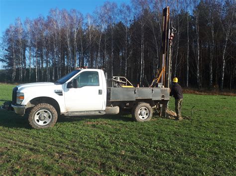 Wiertnica WH 25 na samochodzie terenowym Ford F350