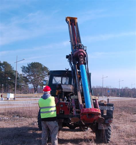 Wiertnica WH 25P na samochodzie terenowym Marmon