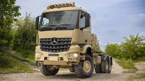 Zabawkowy model pługo-solarki Mercedes-Benz Arocs