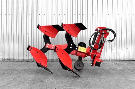 Pług obrotowy w trakcie pracy, ukazujący mechanizm obracania ramy i korpusów