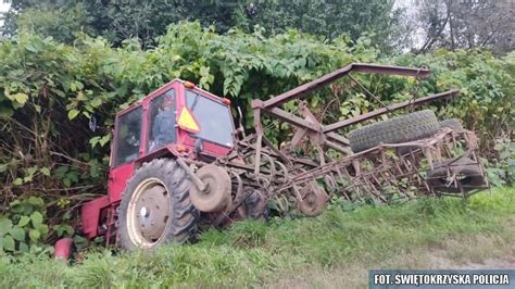 zdjęcie traktora ciągnącego czołg ze słomy