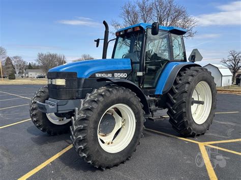 Thematic photo of a New Holland 8560 tractor with a Quicke front loader