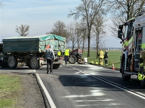 zdjęcie przedstawiające kontrolę drogową ciągnika rolniczego z przyczepą przez inspektora ITD