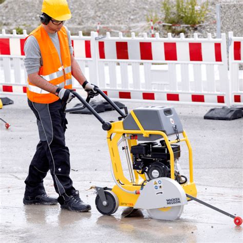 Przecinarka do nawierzchni Wacker Neuson BFS 735 w akcji, tnąca asfalt