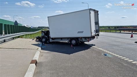 zdjęcie ciągnika siodłowego w ruchu na autostradzie