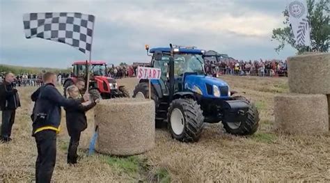 Zdjęcie z wyścigu traktorów, ukazujące dynamiczną akcję.