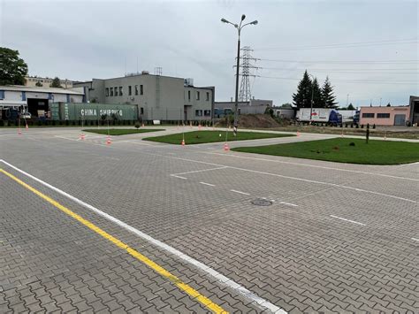 Doświadczeni instruktorzy prowadzący praktyczne ćwiczenia na placu manewrowym.