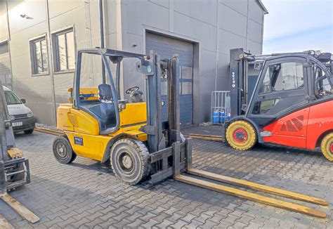 Różnorodne modele wózków widłowych dostępne w ofercie wynajmu.