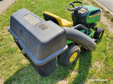 Zdjęcie traktorka kosiarki pracującego w ogrodzie