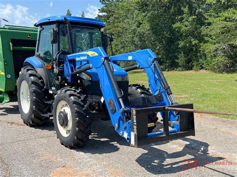 Zdjęcie przedstawiające ciągnik New Holland TD5030 podczas pracy w polu