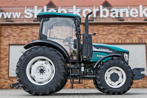 Mini ciągnik Arbos serii 3000 z założoną glebogryzarką separacyjną.