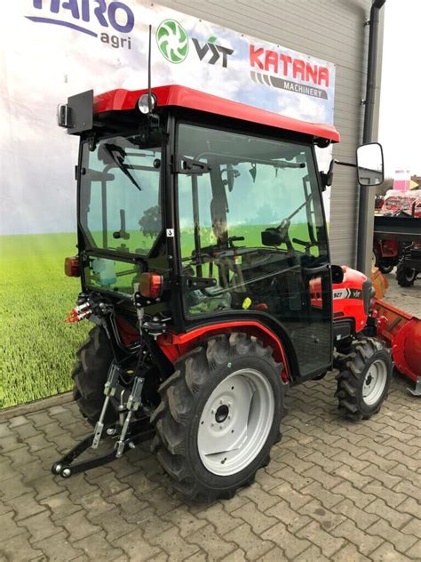 Prezentacja traktorka VST Fieldtrac 927 z widoczną kabiną.