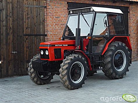 zdjęcie ciągnika Zetor 7245 w akcji
