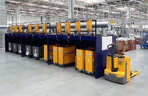 Zdjęcie przedstawiające kilka modeli wózków widłowych elektrycznych serii JAC