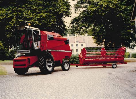Zdjęcie kombajnu Sampo Rosenlew współpracującego z marką Massey Ferguson.
