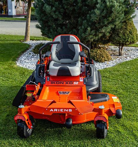 zdjęcie traktorka kosiarki Ariens Zero-Skręt na tle zadbanego trawnika