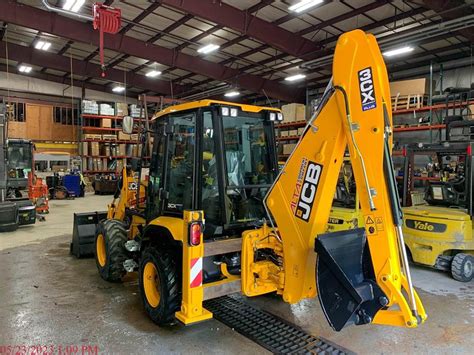 Schemat porównujący wymiary i główne cechy różnych modeli koparko-ładowarek JCB: 4CX, 3CX Compact, 2CX, 1CX