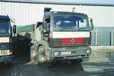 Zdjęcie przedstawiające Renault Maxter w akcji, załadowanego materiałami sypkimi