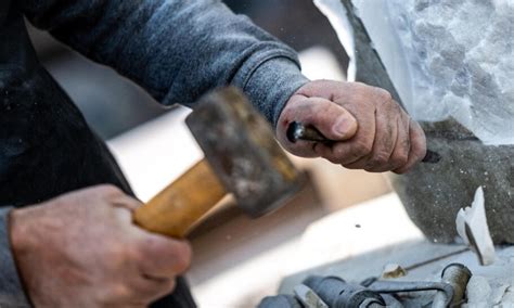 Rzemieślnik kamieniarz przy pracy