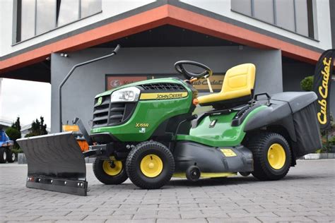Różne modele traktorków ogrodowych w akcji