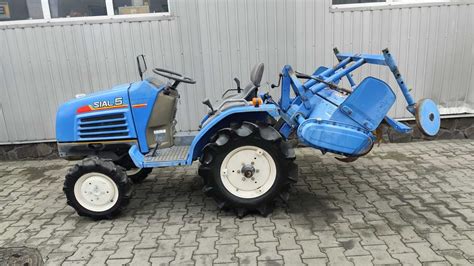 zdjęcie mini ciągnika Iseki z podłączoną glebogryzarką