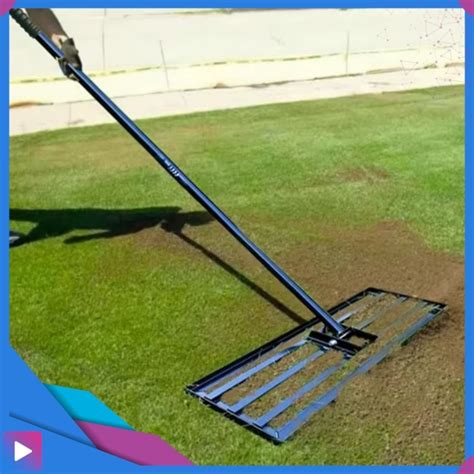 Ręczny niwelator terenu używany do wyrównywania powierzchni