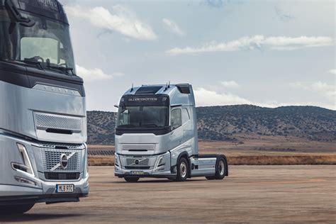 Schemat porównujący rozmiar kabiny Volvo FH poprzedniej i nowej generacji, ilustrujący zwiększoną przestrzeń wewnętrzną.
