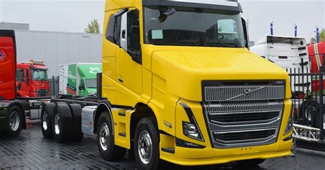 Zdjęcie Volvo FH16 z mocnym, wzmocnionym zderzakiem i reflektorami LED.