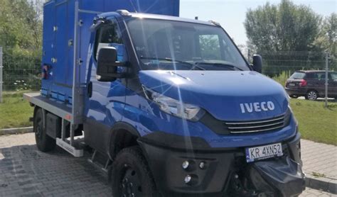 Zdjęcie małej wywrotki kołowej z napędem 4x4, manewrującej w trudnym terenie.