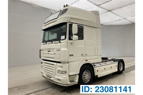 Wnętrze kabiny DAF XF105 Super Space Cab z widokiem na deskę rozdzielczą i łóżko