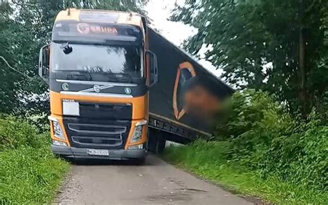 Zdjęcie DAF XF105 w wersji ciągnika siodłowego z naczepą