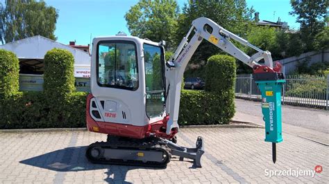 Schemat mini koparki z zamontowanym młotem hydraulicznym