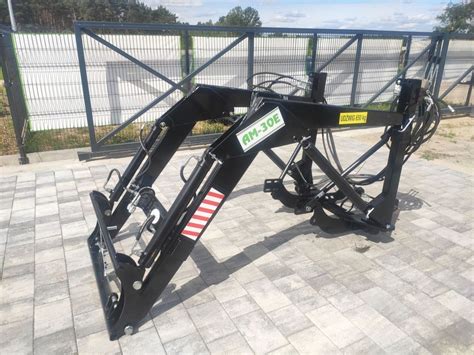 Zdjęcie ładowacza czołowego AGRO-TUR zamontowanego na ciągniku Ursus C-330