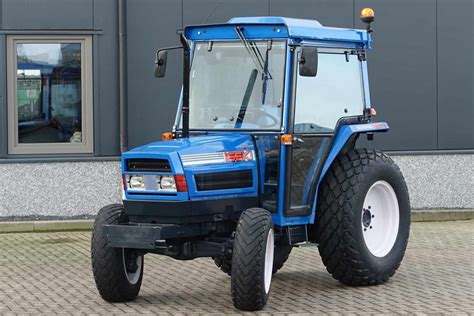 Schemat porównujący wymiary ciągnika Iseki TA537 z innymi modelami.