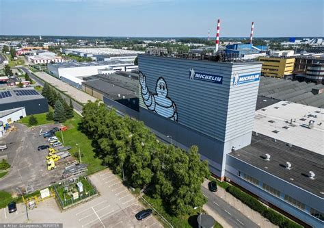 Zdjęcie przedstawiające nowoczesne linie produkcyjne fabryki KAMAZ z lat 70., z widocznymi maszynami produkcji zachodniej.